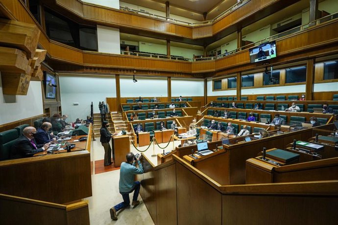 Archivo - Celebración de una sesión plenaria en Vitoria