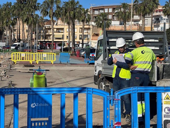 Operarios inician la reparación de los daños del temporal en el puerto pesquero-deportivo de Águilas.