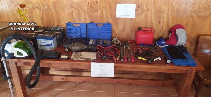 La Guardia Civil ha detenido a un varón como presunto autor de cuatro delitos contra el patrimonio y ha recuperado los enseres y dinero robado.