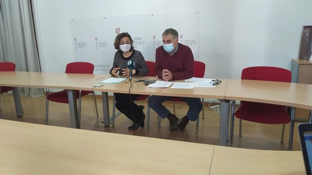 La Consellera de Asuntos Sociales, Fina Santiago, en la rueda de prensa de presentación de las ayudas.