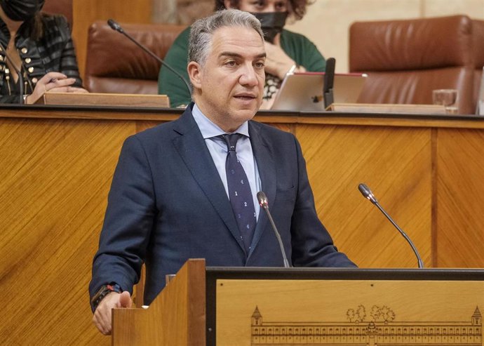 El consejero de la Presidencia, Administración Pública e Interior, Elías Bendodo, durante su intervención en el debate de totalidad del Proyecto de Ley de Policías Locales de Andalucía.