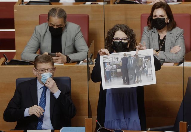Puig y Oltra en el pleno de Les Corts