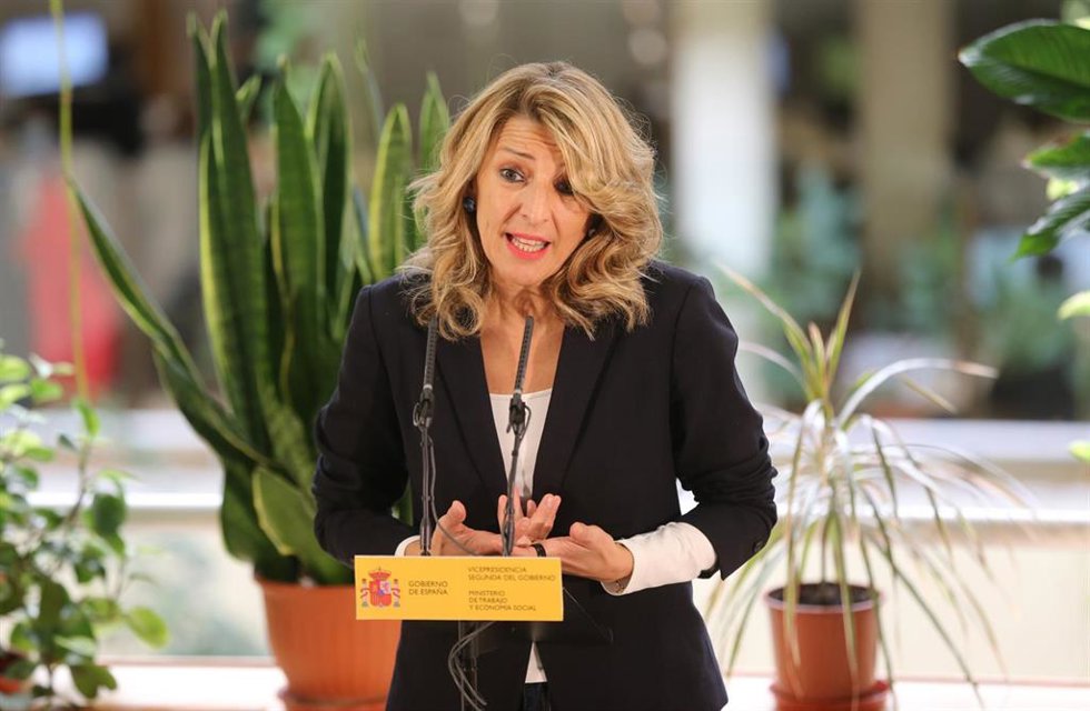 La vicepresidenta segunda del Gobierno y ministra de Trabajo y Economía Social, Yolanda Díaz, comparece durante su visita a la Dirección general del Servicio Público de Empleo Estatal (SEPE), a 4 de abril de 2022, en Madrid (España). 