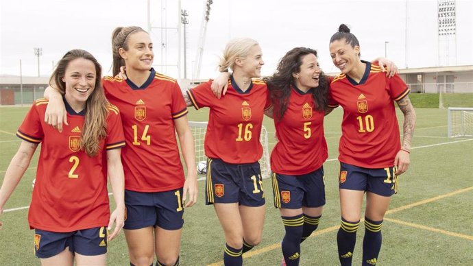 Jugadoras de la selección femenina española con la primera equipación para la Eurocopa 2022.