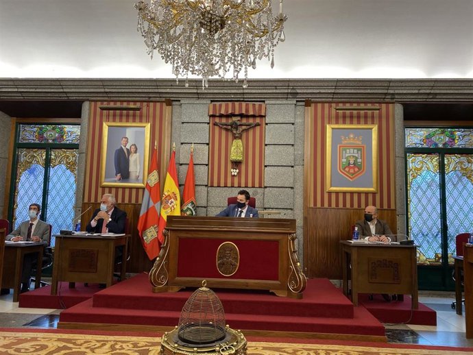 El alcalde de Burgos, Daniel de la Rosa, preside el Pleno extraordinario.