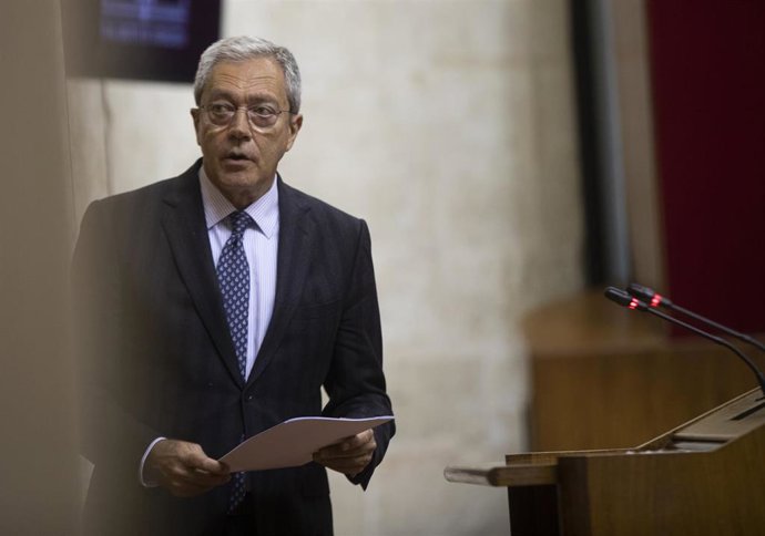 Archivo - El consejero de Economía, Rogelio Velasco, durante su intervención en el Pleno del Parlamento, foto de archivo