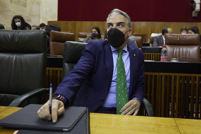 Archivo - El consejero de la Presidencia, Elías Bendodo, en una imagen de archivo en el Pleno del Parlamento.
