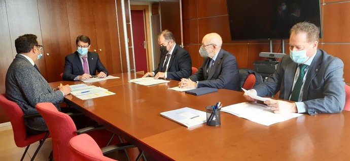 El consejero de Industria, Enrique Fernández, se reúne con los presidentes de las Cámaras de Comercio de Asturias.