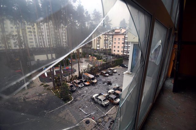Destrozos en una zona cercana a Kiev tras la retirada de tropas rusas