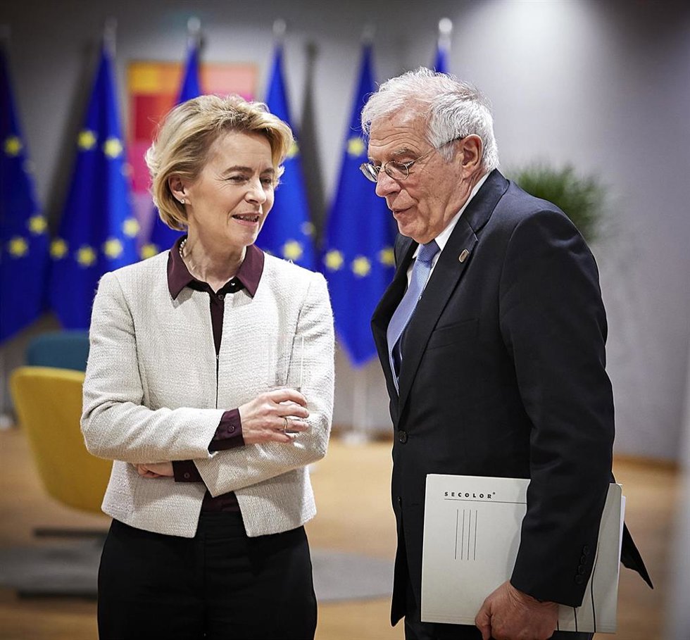 Archivo - Ursula von der Leyen y Josep Borrell en una foto de archivo