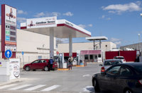 Montero dice que 4.050 gasolineras han recibido el anticipo y niega que tengan motivos para recurrir la medida