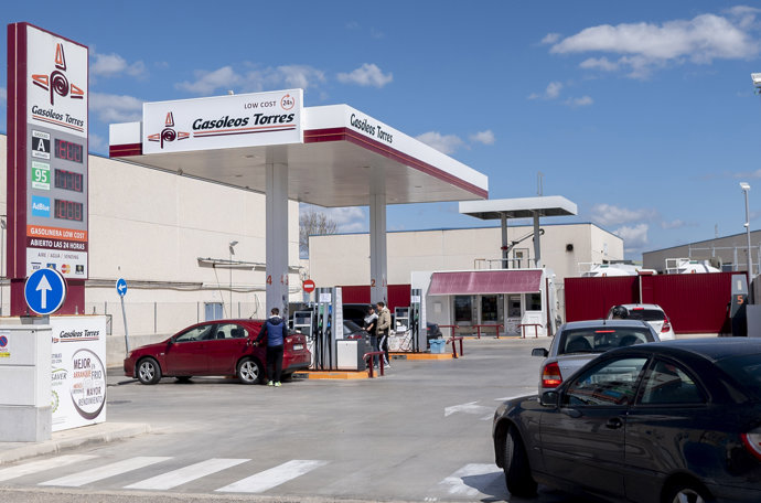 Varios coches repostan en una gasolinera, el día en que ha entrado en vigor la rebaja de 20 céntimos en el litro de la gasolina, a 1 de abril de 2022, en Torres de Alameda, Madrid (España). 