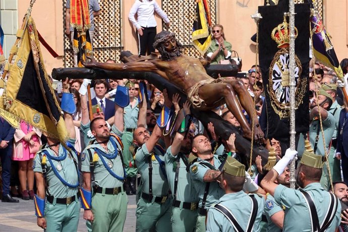 Archivo - Los caballeros legionarios portan el Cristo de Mena de Málaga durante su traslado, posterior al desembarco en el puerto de Málaga
