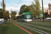 Herida leve una joven tras ser atropellada por el metro al cruzar con el semáforo en rojo en Granada