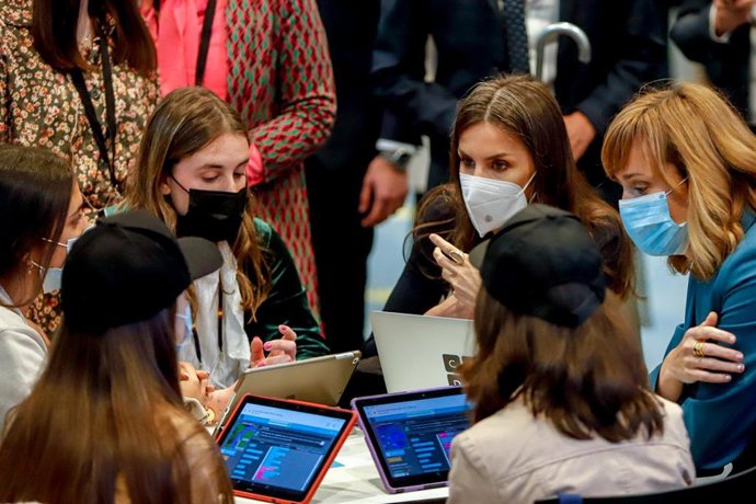 Archivo - La Reina Letizia,  sentada en una mesa con varios jóvenes donde le presentan sus proyectos en la  inauguración del Tour del Talento a 07 de marzo del 2022 en Málaga (Andalucía, España)