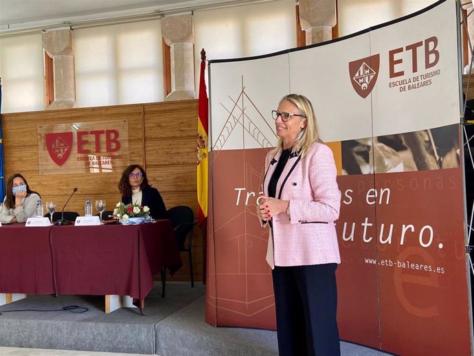 La presidenta de la FEHM, María Frontera, en la Escuela Universitaria de Turismo Felipe Moreno.