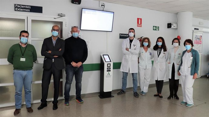 La farmacia del Hospital Juan Ramón Jiménez incorpora un sistema de gestión de turnos.