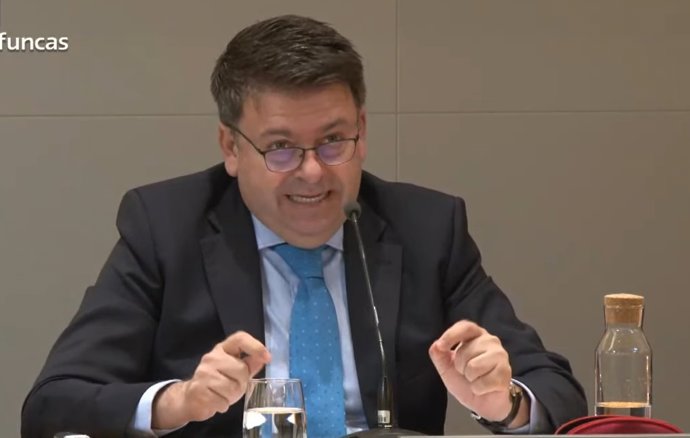 El director de Estudios Financieros de Funcas, Santiago Carbó, en la presentación del la Encuesta Funcas sobre usos de servicios bancarios, acceso a los servicios bancarios digitales y educación financiera y digital.