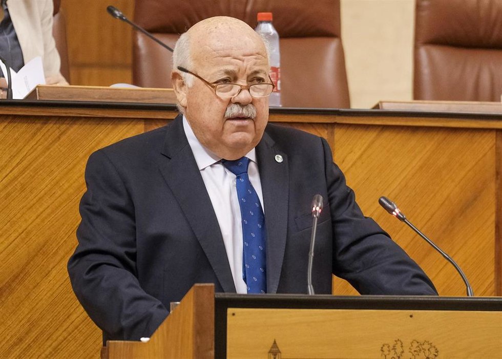 El consejero de Salud y Familias, Jesús Aguirre, en el Pleno del Parlamento andaluz.