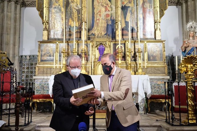 El arzobispo de Sevilla y el rector de la US, tras la firma de un convenio de colaboración entre ambas instituciones.