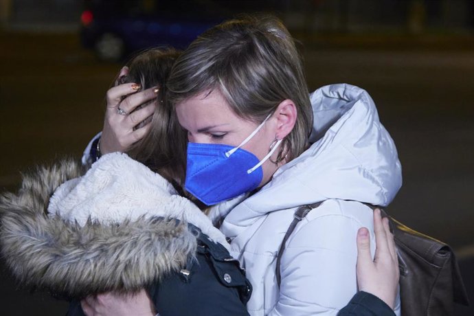 Una madrea abraza emocionada a su hija recién llegada de ucrania durante la llegada de ucranianos a Sevilla por la invasión de Rusia, a 8 de marzo de 2022 en Sevilla (Andalucía, España)