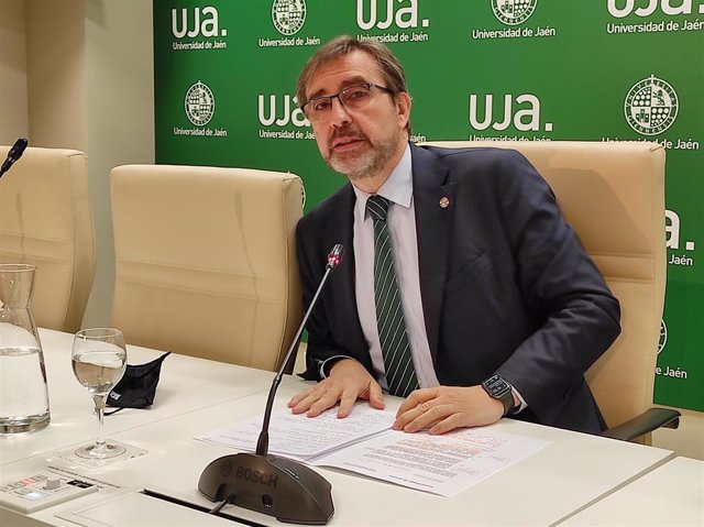 El rector de la UJa, Juan Gómez, durante la rueda de prensa