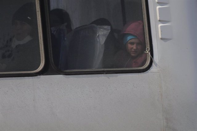 Civiles abandonan Mariúpol en un autobús