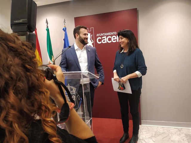 El alcalde de Cáceres, Luis Salaya, y la portavoz municipal de Unidas Podemos, Consuelo López, en una rueda de prensa para anunciar el acuerdo de presupuestos