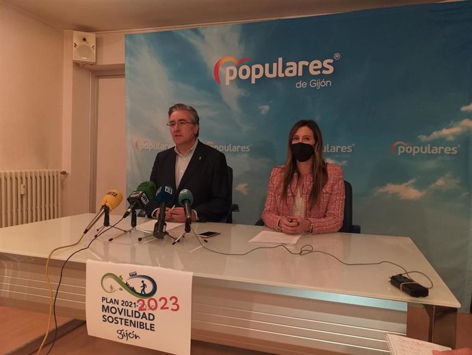 Pablo González, presidente del PP de Gijón, junto a Ángela Pumariega, portavoz del Grupo Municipal Popular en el Ayuntamiento de Gijón