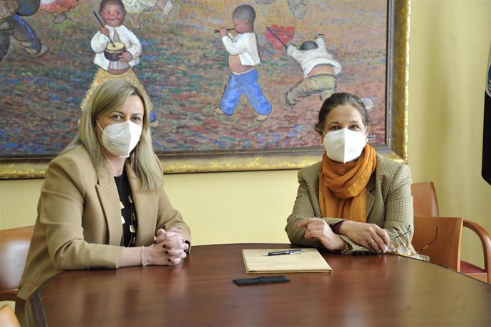 La presidenta de la Asamblea, Blanca Martín, y la vicepresidenta primera y consejera de Hacienda y Administración Pública de la Junta, Pilar Blanco-Morales, firman un convenio de colaboración en formación en recursos humanos