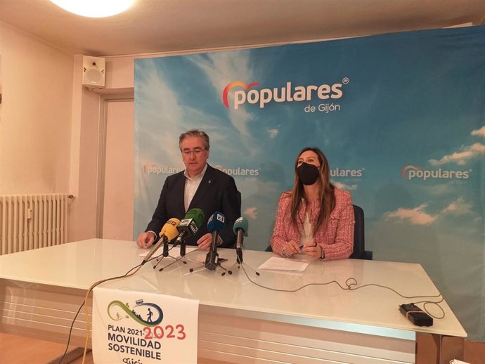 El presidente del PP de Gijón, Pablo González, acompañado de la portavoz municipal 'popular' del PP gijonés, Ángela Pumariega, en rueda de prensa en la sede del partido