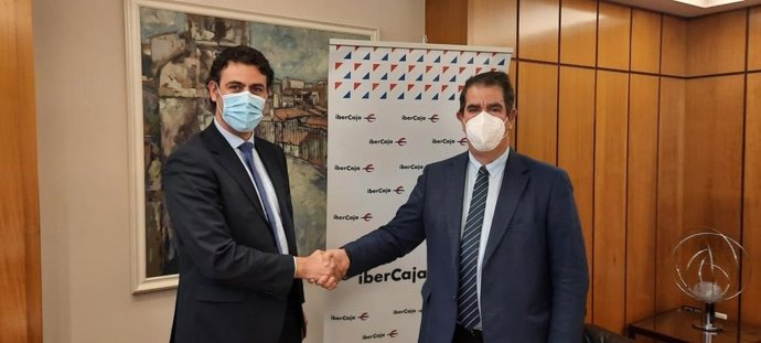 Alejandro Ibrahim, presidente de AERA, y Carlos Sánchez Burriel, director provincial de Ibercaja en Teruel