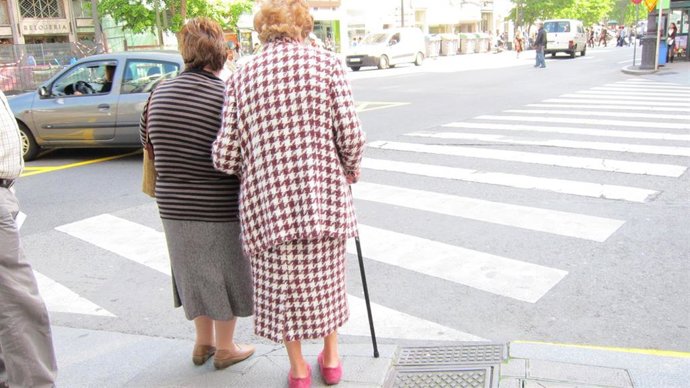 Archivo - Imagen de archivo de ancianas cruzando la calle