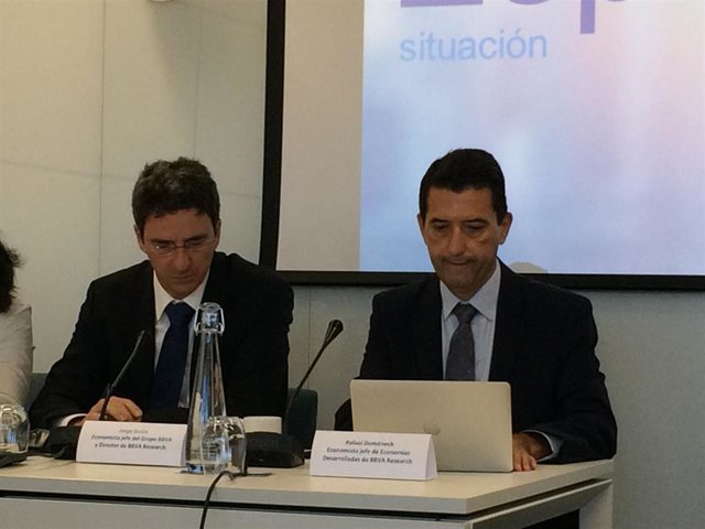 Archivo - Los economistas de BBVA Research Jorge Sicilia (izda) y Rafael Doménech (dcha)