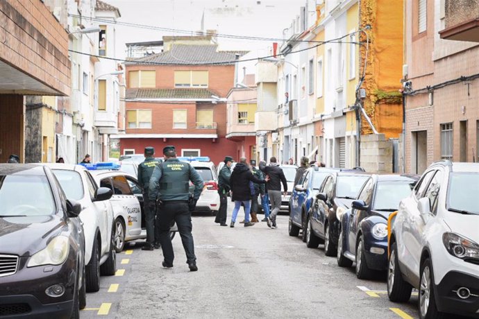 El hombre detenido por matar a su hijo en Sueca (Valencia) a salida del Juzgado número 4 en un vehículo de la Guardia Civil