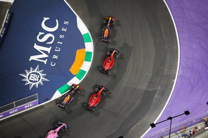 Imagen aérea de la salida del Gran Premio de Arabia Saudía con los dos Ferrari y los dos Red Bull 