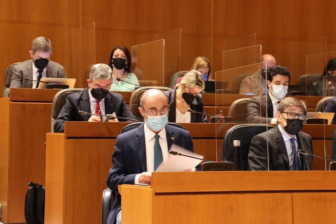 El presidente del Gobierno de Aragón, Javier Lambán, y el vicepresidente, Arturo Aliaga, en la sesión plenaria de las Cortes autonómicas.