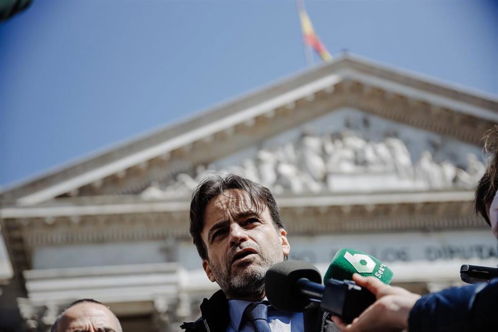 El presidente de Unidas Podemos-En Comú Podem-Galicia en Común, Jaume Asens, interviene ante los medios de comunicación frente al Congreso de los Diputados tras la reunión con la familia de José Couso, a 6 de abril de 2022, en Madrid (España). 