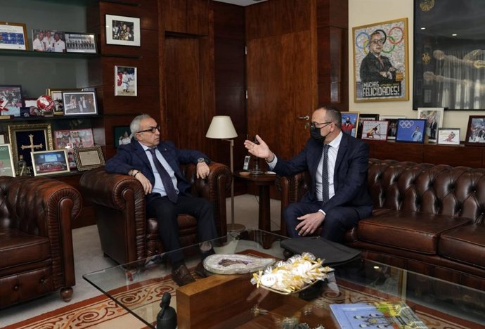 El consejero de Educación, Cultura y Deporte, Felipe Faci, en una reunión con el presidente del Comité Olímpico Español, Alejandro Blanco, en Madrid.
