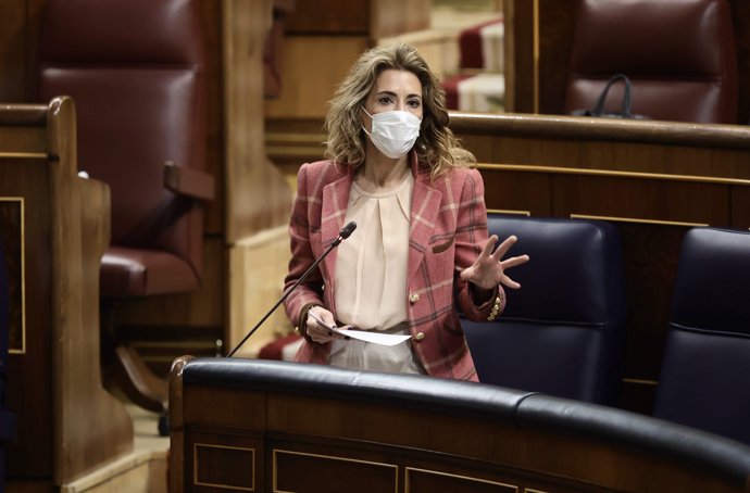 La ministra de Transportes, Movilidad y Agenda Urbana, Raquel Sánchez, interviene en una sesión plenaria, en el Congreso de los Diputados, a 6 de abril de 2022, en Madrid (España). 