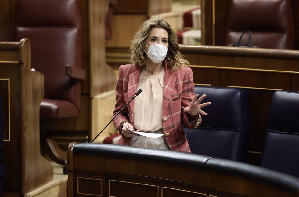 La ministra de Transportes, Movilidad y Agenda Urbana, Raquel Sánchez, interviene en una sesión plenaria, en el Congreso de los Diputados, a 6 de abril de 2022, en Madrid (España). 