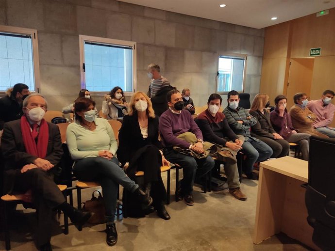 Los miembros del anterior equipo de Gobierno de Oviedo de PSOE, SOMOS e IU en el banquillo.