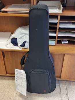 Guitarra intervenida al músico callejero.