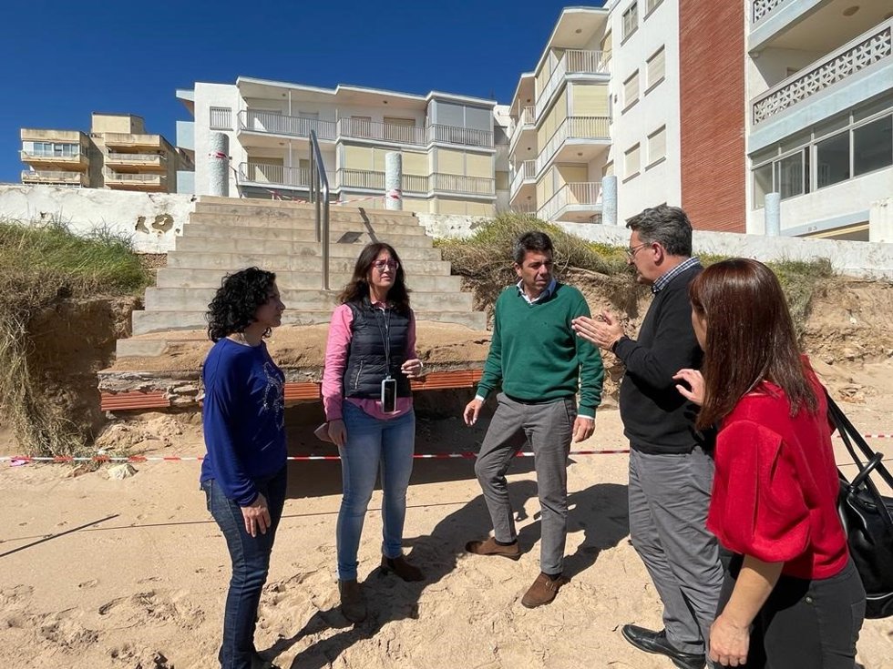 Mazón en la visita a la playa de Tavernes
