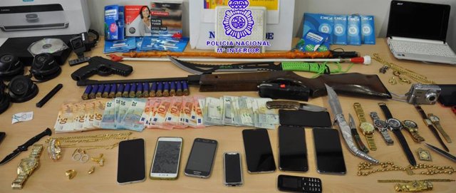 Material ocupado a las cuatro personas detenidas en Medina del Campo.