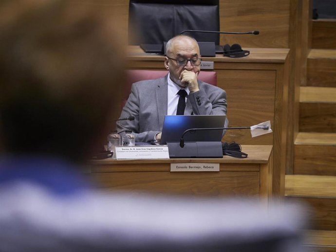 Archivo - El Consejero de Universidad, Innovación y Transformación Digital del Gobierno de Navarra, Juan Cruz Cigudosa, durante un pleno (archivo)