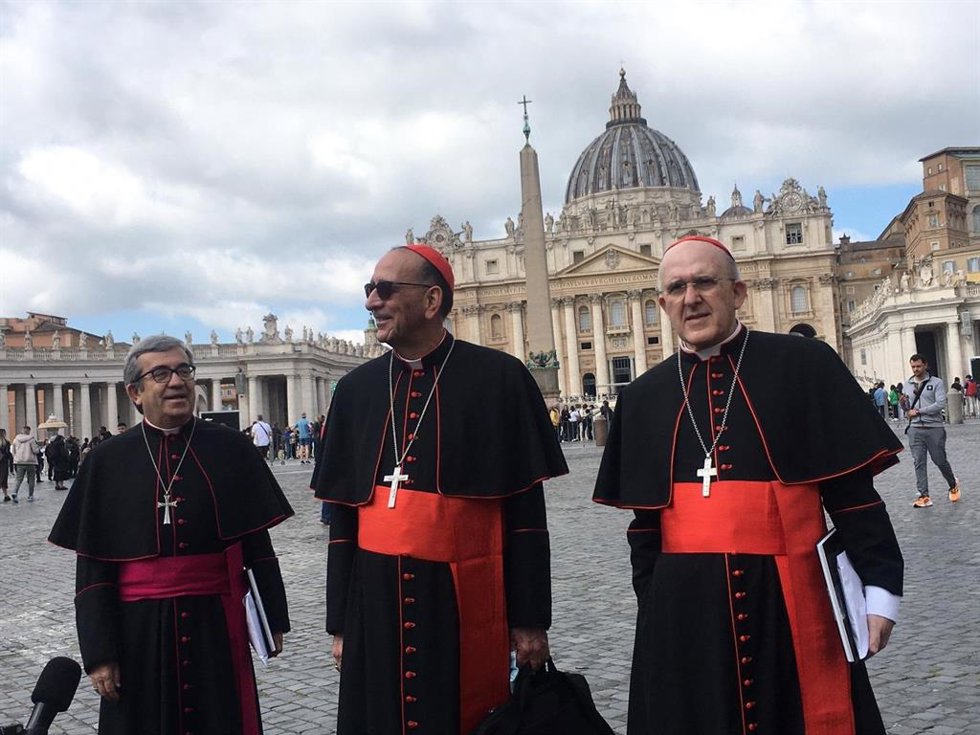 Cardenales Juan José Omella, arzobispo de Barcelona, y Carlos Osoro, arzobispo de Madrid, presidente y vicepresidente de la CEE, y el portavoz y secretario general y obispo auxiliar de Valladolid, Luis Argüello, en el Vaticano para reunirse con el Papa
