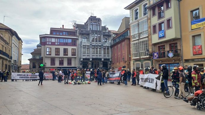 Manifestación de bomberos en la Plaza del Ayuntamiento de Oviedo
