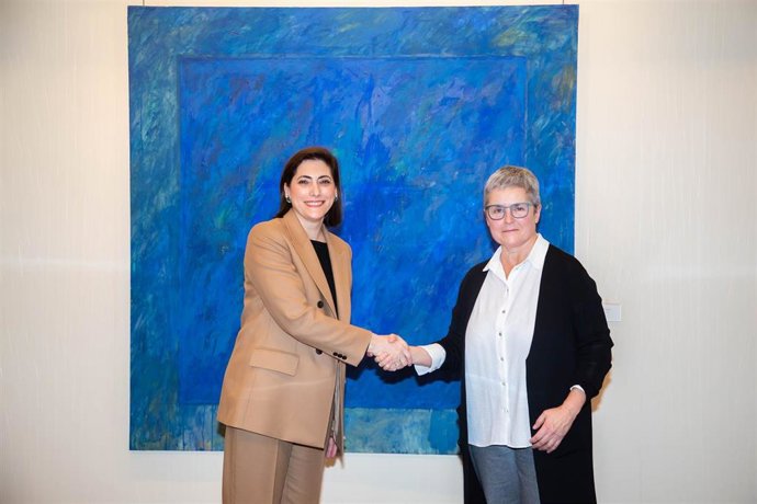 La directora de Comunicación y Relaciones Institucionales de CaixaBank, María Luisa Martínez Gistau, y la directora de la Feria del Libro de Madrid, Eva Orúe, en la firma del acuerdo