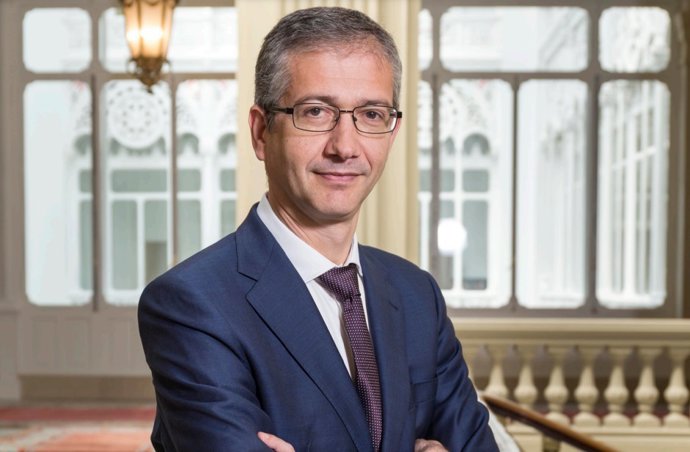 Archivo - El gobernador del Banco de España, Pablo Hernández de Cos, en la foto que acompaña a la Memoria de Supervisión Bancaria de 2021.